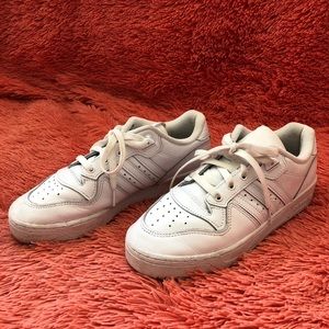 Adidas original rivalry low sneaker